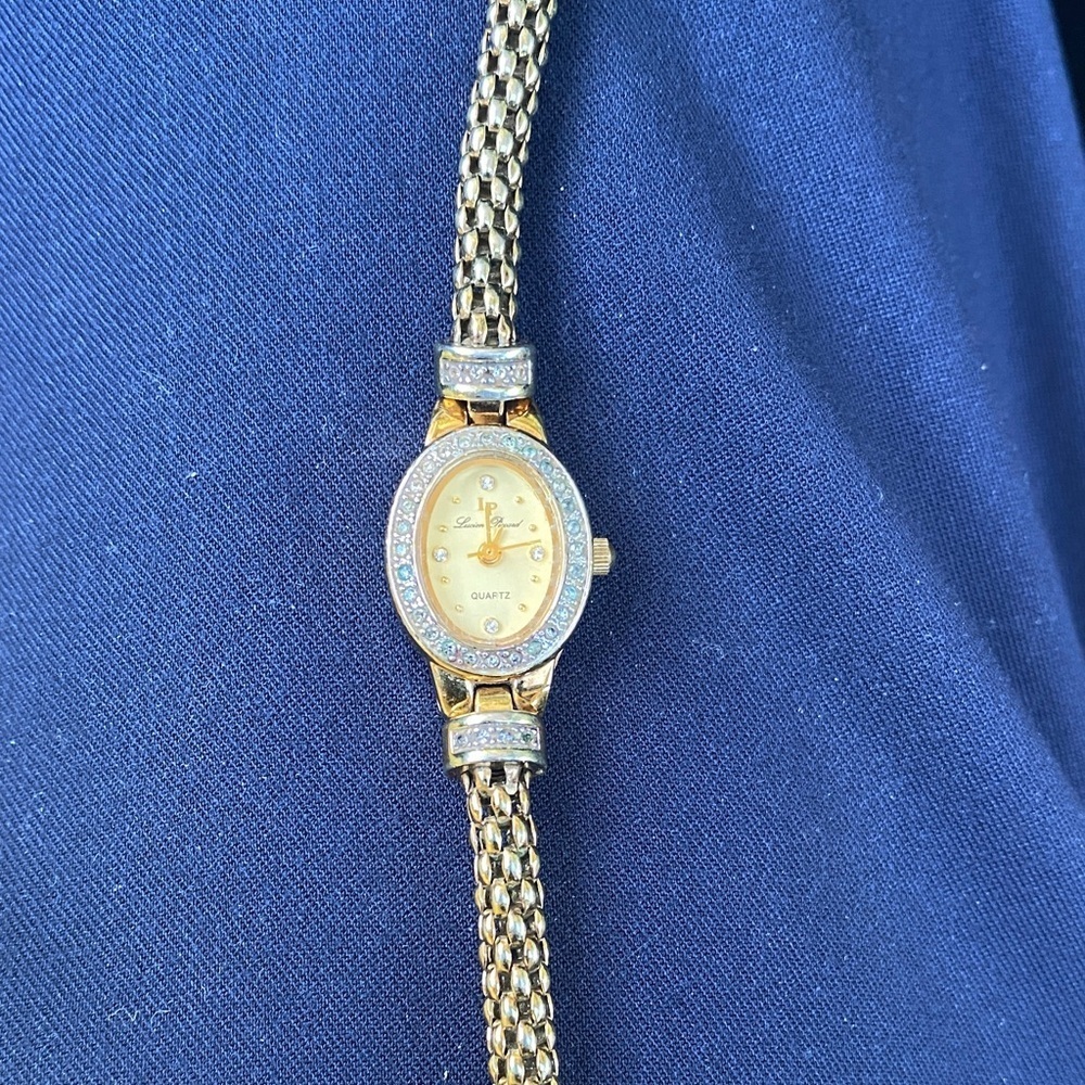Luxurious Gold Women's Quartz Watch